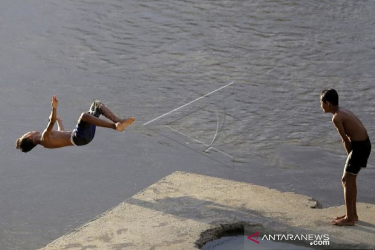 Foto - Ngabuburit saat PSBB di Sungai Bone Gorontalo