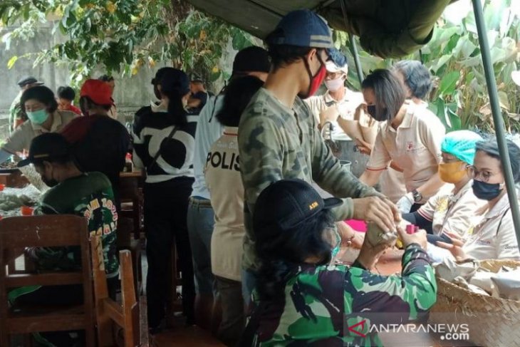 Kodim dan Polres Bangli bagikan makanan kepada warga Serokadan