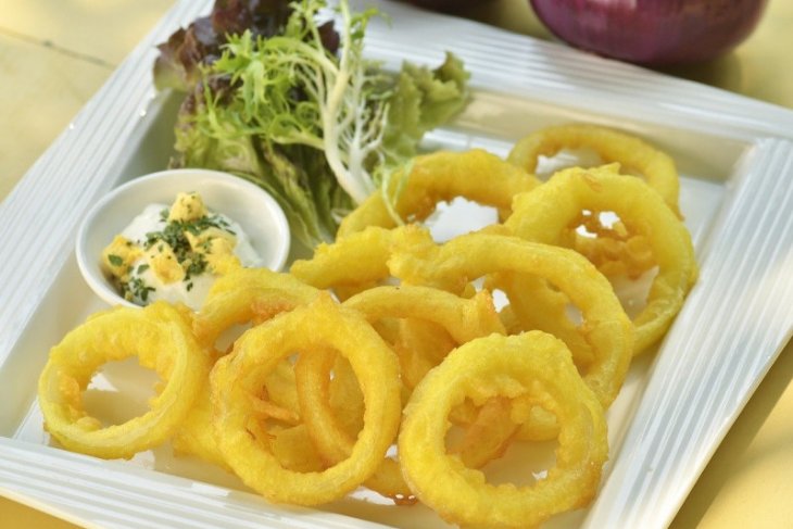 Suka makan gorengan berlebih saat buka puasa? Ini efeknya untuk kulit