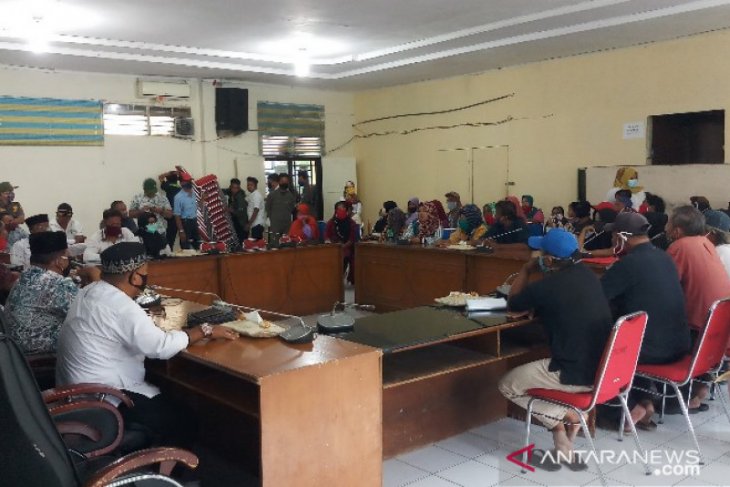 Tak dapat BST COVID-19, ratusan warga datangi DPRD Tanjungbalai