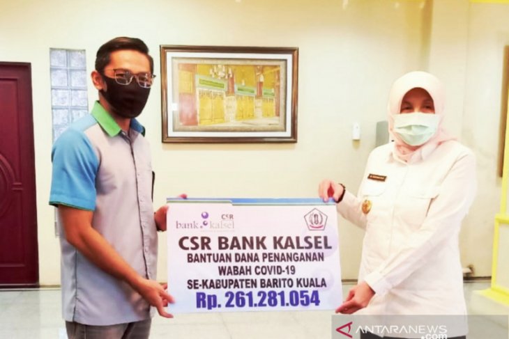Bank Kalsel serahkan dana CSR dan APD ke Pemkab Batola