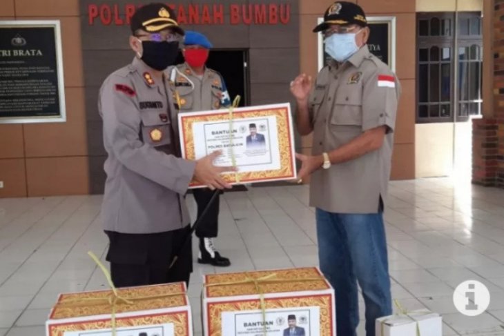 Ketua DPRD Kalsel membantu APD kepada Polres Tanah Bumbu