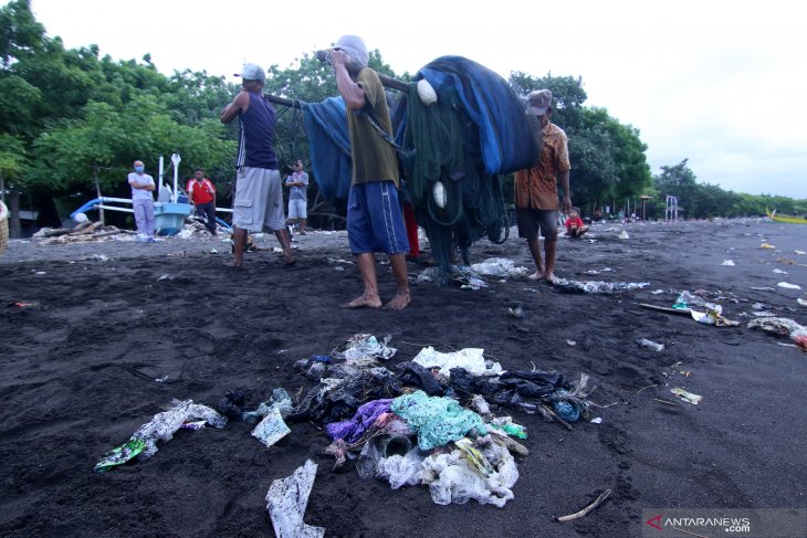 Nelayan Terganggu Sampah