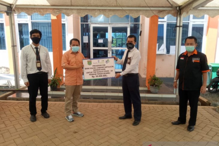 Bank Kalsel bagikan ribuan masker perangi COVID-19