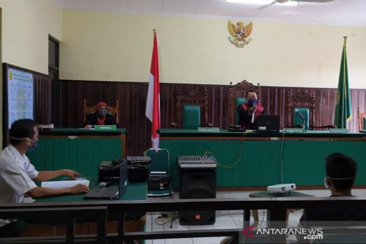Salah gunakan izin cafe untuk aktifitas karaoke, divonis denda Rp2 juta