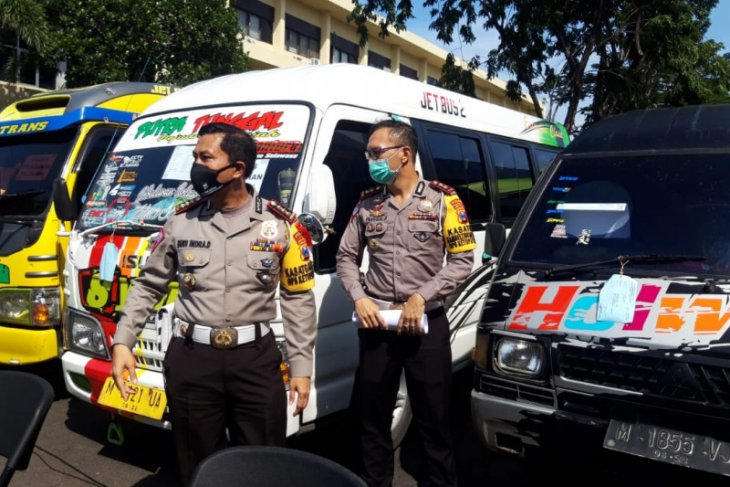 Langgar aturan mudik, 54 kendaraan travel dan bus diamankan Polda Jatim