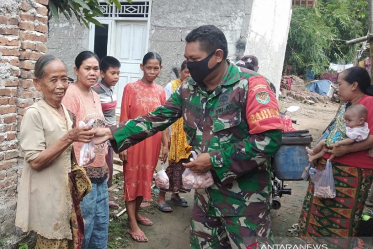 Babinsa Cikande berikan menu berbuka untuk warga terdampak COVID-19