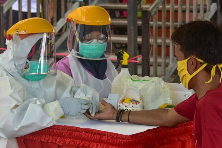 Hasil rapid test massal sejumlah pasar di Karawang ditemukan empat orang positif