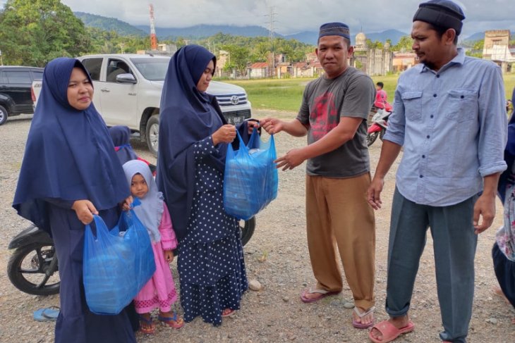 Bupati Akmal lestarikan tradisi berbagi di Mesjid Agung Abdya