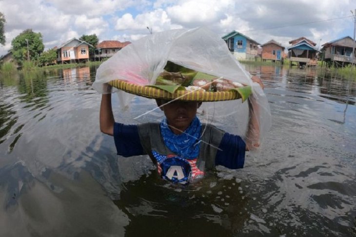 Banjir tak halangi perjuangan mencari nafkah