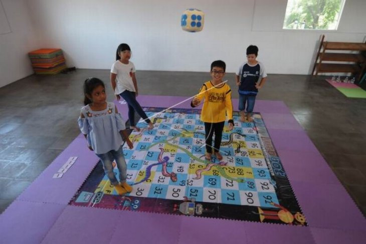 Permainan ular tangga edukasi