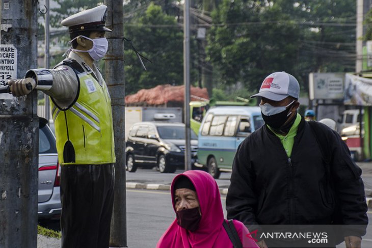 Patung polisi bermasker 