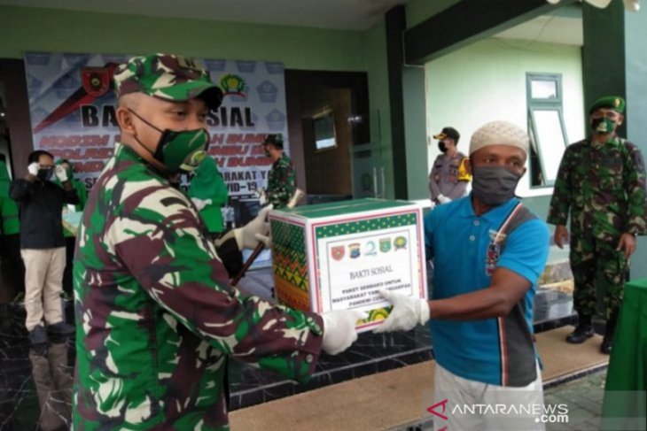 Danrem 101/Antasari bagikan bansos ke warga terdampak COVID-19