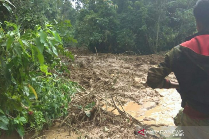 Warga tewas tertimbun longsor di OKU Selatan