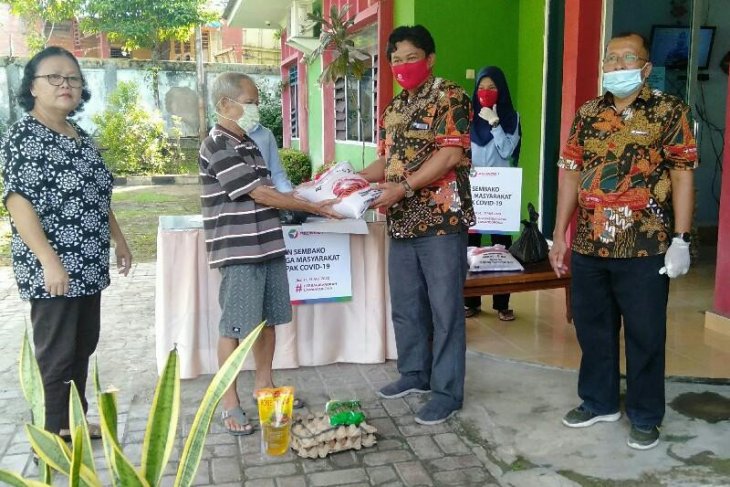 Pelindo Gunungsitolii bagikan sembako kepada warga terdampak pandemi COVID-19
