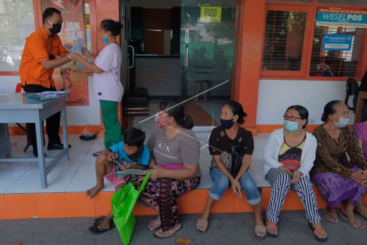 Pencairan bantuan sosial tunai di Denpasar
