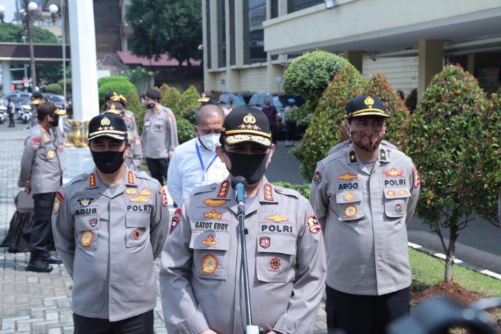 Wakapolri pimpin penyerahan bansos serentak Polri peduli COVID-19