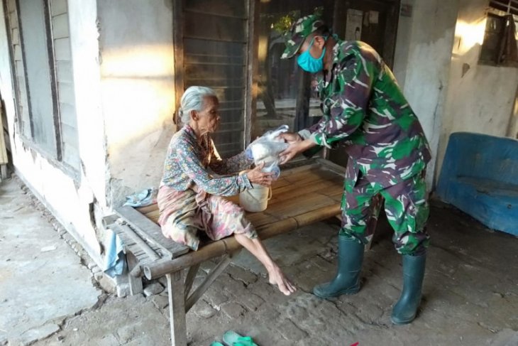 Koramil Cikande bagikan nasi bungkus untuk warga korban banjir