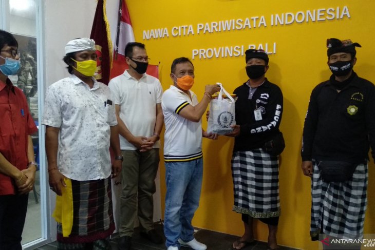 Anggota DPD bagikan paket bahan pokok untuk