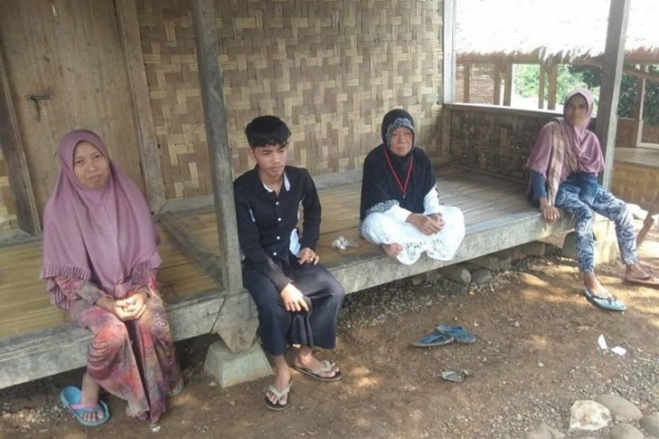 Warga Badui mualaf di pemukiman Kampung Landeuh selama Ramadhan rutin mengaji
