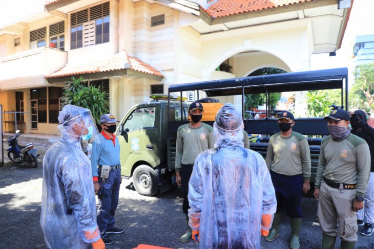 Petugas Satpol PP dilatih terima pasien corona di Asrama Haji Surabaya