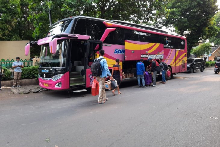 26 kuli bangunan diturunkan dari bus karena tak memiliki surat sehat