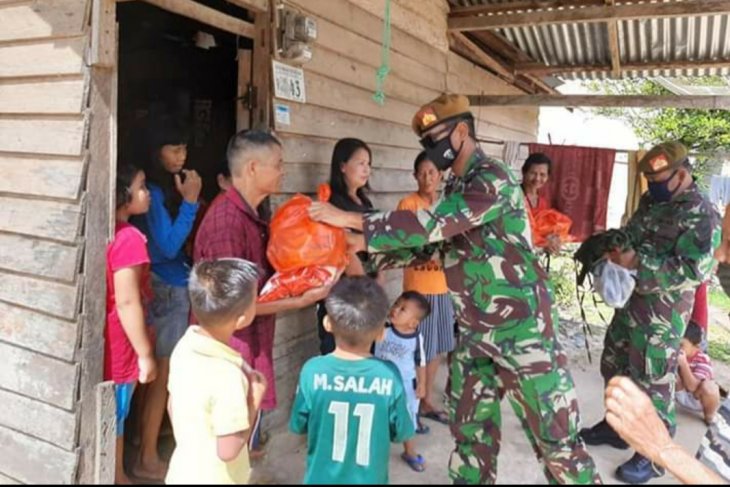Yonarmed 16/KMP bagikan paket sembako di empat desa di Landak