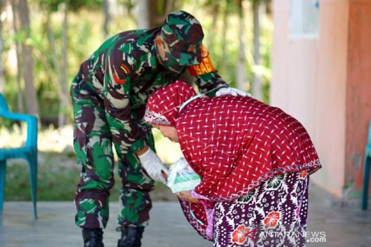 Foto - Babinsa Desa Ayuhula-Gorontalo bagikan takjil dari uang tunjangannya