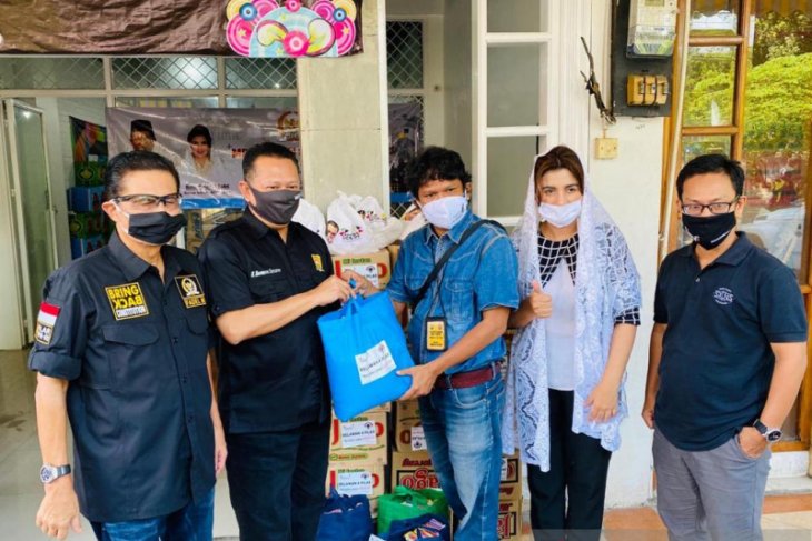 Ketua MPR berikan paket sembako kepada jurnalis