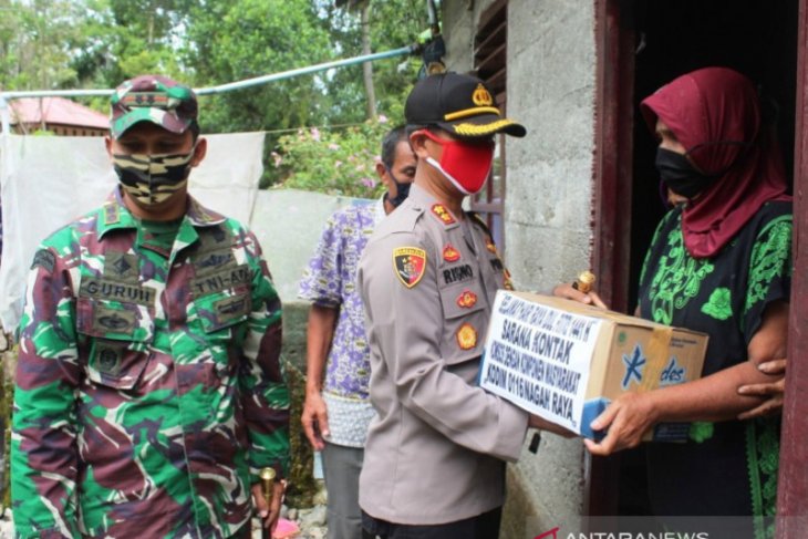 Dandim dan Kapolres Nagan Raya bagikan sembako ke rumah warga