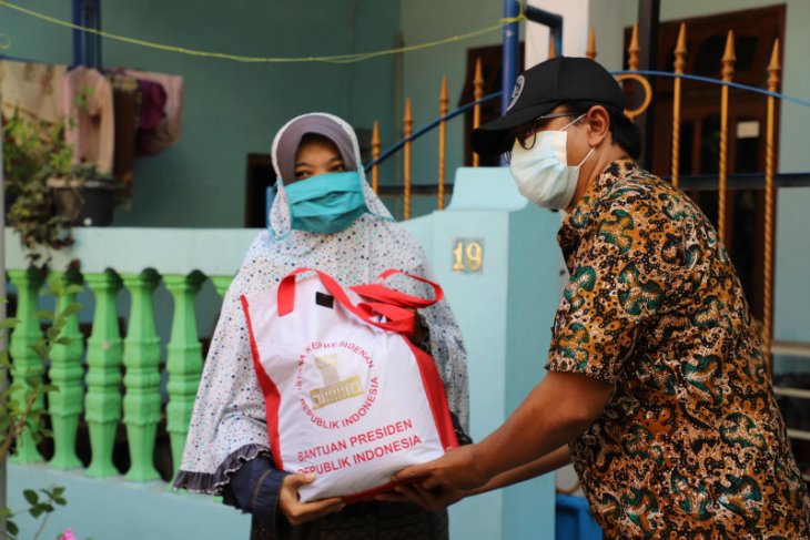 Bansos tunai hingga sembako terus disalurkan di Surabaya