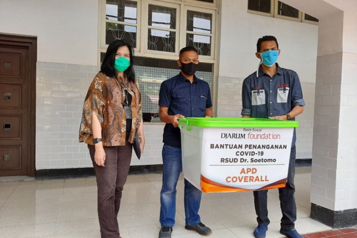 Djarum Foundation salurkan ratusan hazmat pakai ulang ke RSUD Soetomo