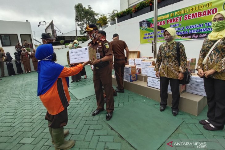 Kejaksaan Negeri HST gelar Baksos Peduli COVID-19