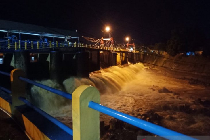 Status Bendung Katulampa pada pukul 22:00 WIB turun jadi siaga IV
