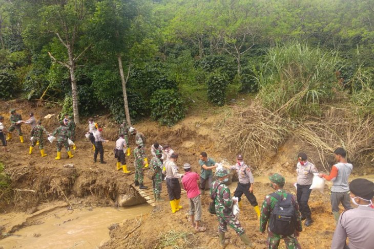 Terisolir pasca banjir, TNI Polri salurkan bantuan ke Dusun Bakongan Bener Meriah