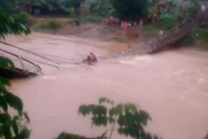 Jembatan gantung di Pengaron Kabupaten Banjar putus