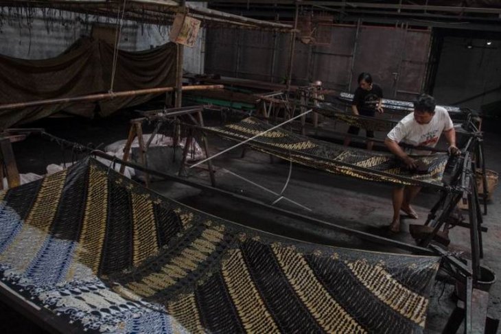 Produksi sarung bermotif batik
