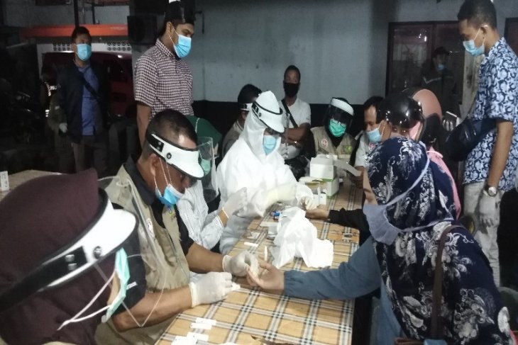 Tim gugus tugas COVID-19 rapid tes pengunjung supermarket, kafe dan warnet