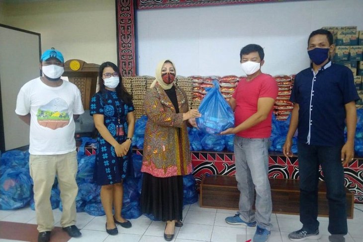 Wartawan ekonomi BI Sibolga terima bantuan sembako