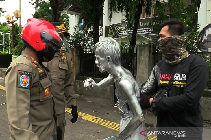 Manusia silver juga tergaruk patroli dinas sosial