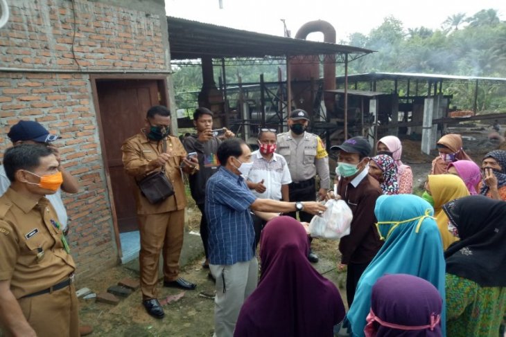 140 warga Besitang Langkat terima sembako Holi Palma