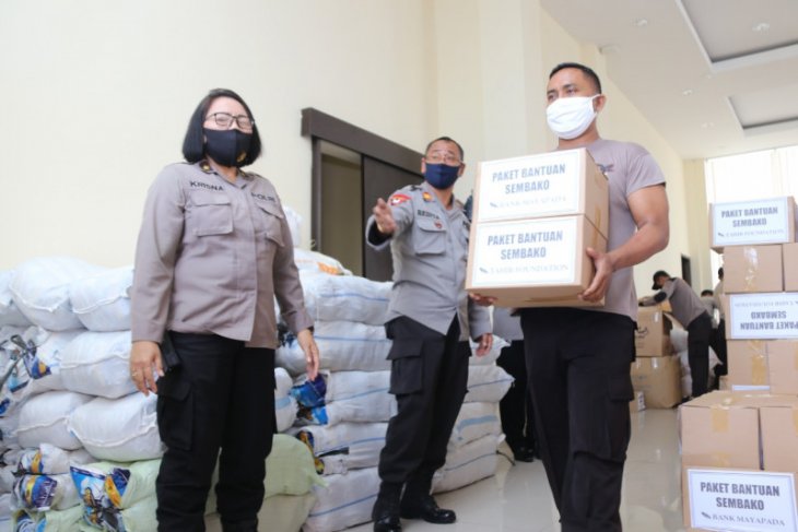 Polda Bali distribusikan ribuan APD-sembako ke jajaran