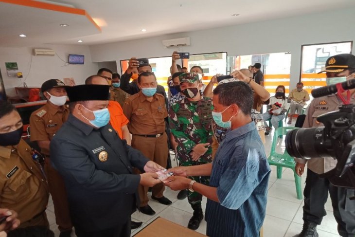 Bupati Langkat serahkan BST kepada 33.829 warga