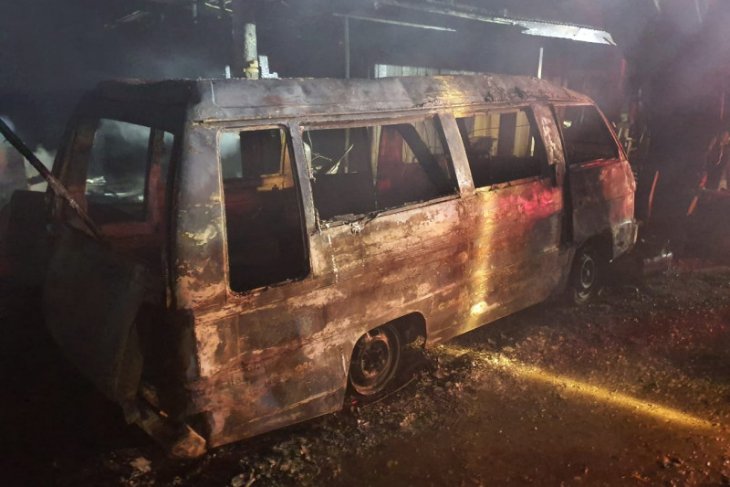 Rakyat Afghanistan kecam polisi Iran bakar mobil isi pengungsi