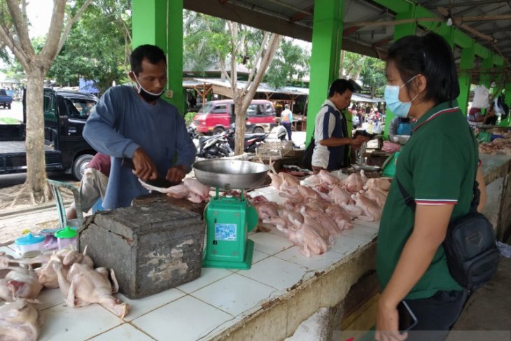 Polisi Bangka Barat pantau harga daging di Pasar Mentok