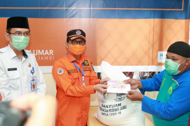 Gubernur Jambi salurkan bantuan jaring pengaman sosial di Kabupaten Muarojambi