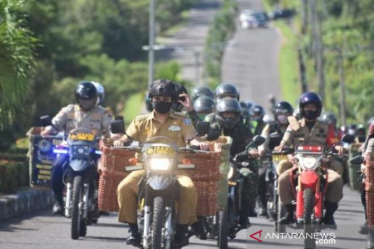 Gubernur dan Forkopimda Babel bagikan sembako langsung ke rumah warga