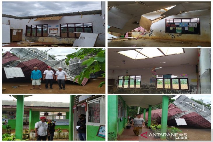 Atap SD Sijungkang Tapsel terbang dihantam angin kencang