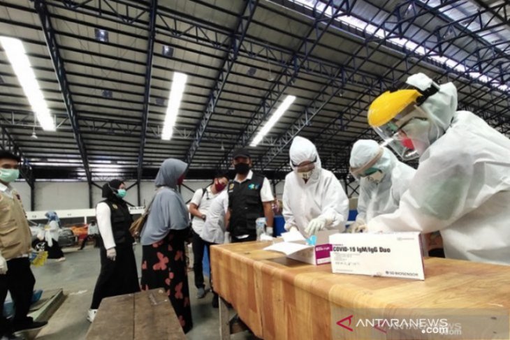 Gugus Tugas Hulu Sungai Tengah lakukan rapid test massal di Pasar Barabai