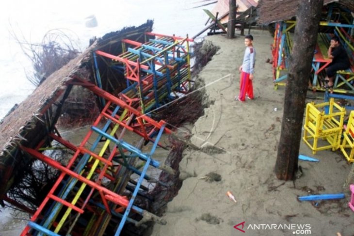 Puluhan pondok kafe di Aceh Barat amblas ke laut akibat abrasi